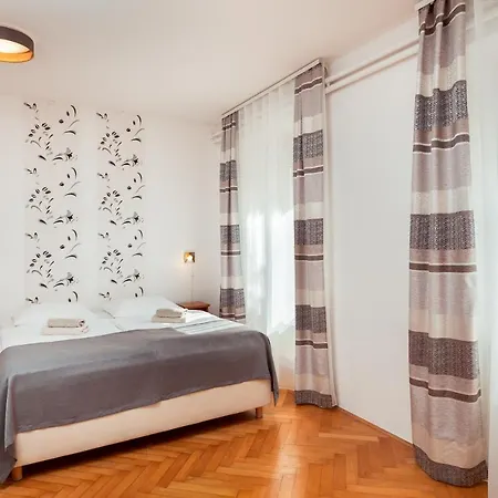 Guest house Pod Lipo 2*